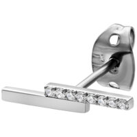 Boucles d'oreilles en argent avec cristaux Boucles d'oreilles en argent avec cristaux clairs sur fond blanc