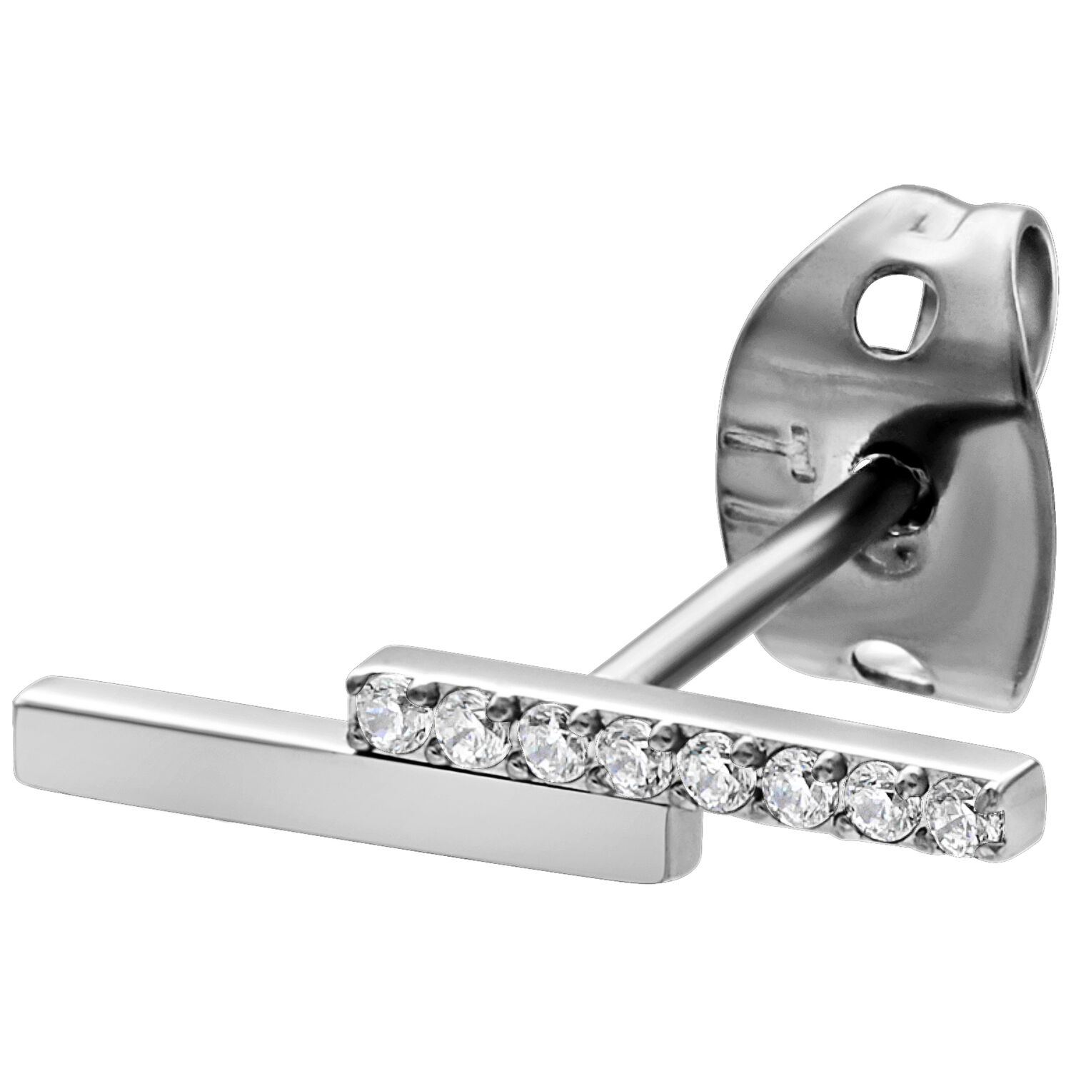 Boucles d'oreilles en argent avec cristaux Boucles d'oreilles en argent avec cristaux clairs sur fond blanc
