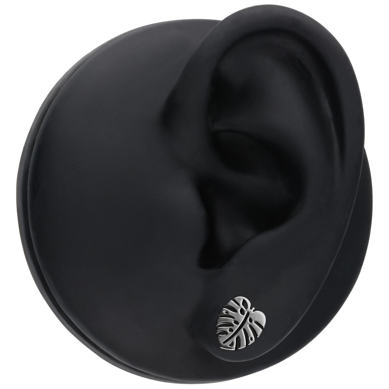 Boucles d'oreilles Monstera argentées sur oreille noire Boucles d'oreilles Monstera argentées sur oreille modèle noire en studio