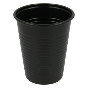 Gobelet en plastique noir en gros plan sur fond blanc