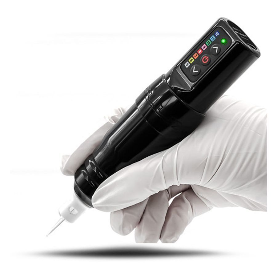 FK Irons Microbeau Flux S en noir Machine à tatouer FK Irons Microbeau Flux S noire en main, gants blancs