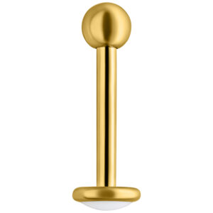 Piercing labret en titane doré sur fond blanc