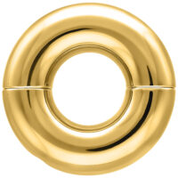 Bague Tribal Dream dorée en acier chirurgical Bague ronde Tribal Dream dorée en acier chirurgical brillant sur fond blanc