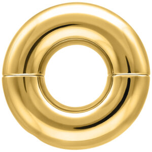 Bague ronde Tribal Dream dorée en acier chirurgical brillant sur fond blanc