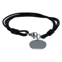 Bracelet en cuir noir avec plaque ronde en argent gravable sur fond blanc