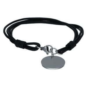 Bracelet en cuir noir avec plaque ronde en argent gravable sur fond blanc