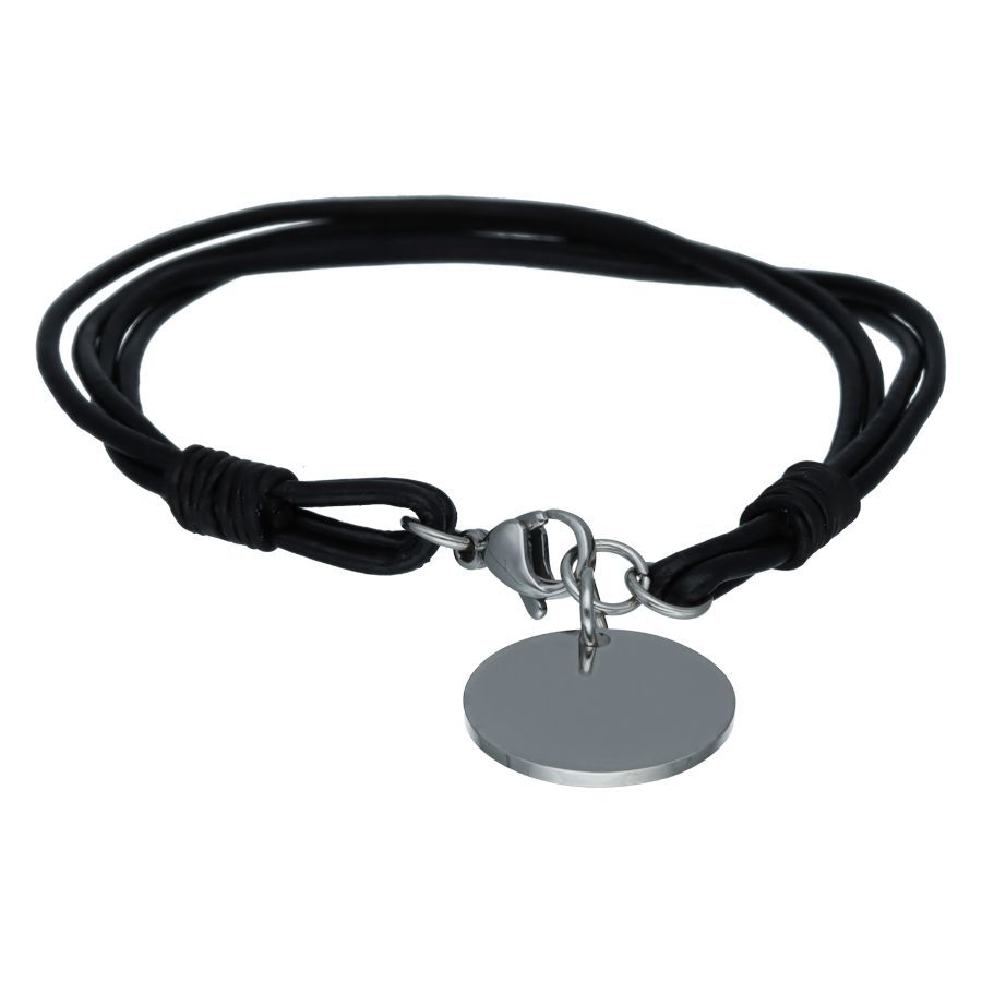 Bracelet en cuir noir avec plaque ronde en argent gravable sur fond blanc