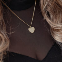Collier cœur doré en acier chirurgical Collier cœur doré sur chaîne délicate sur haut noir