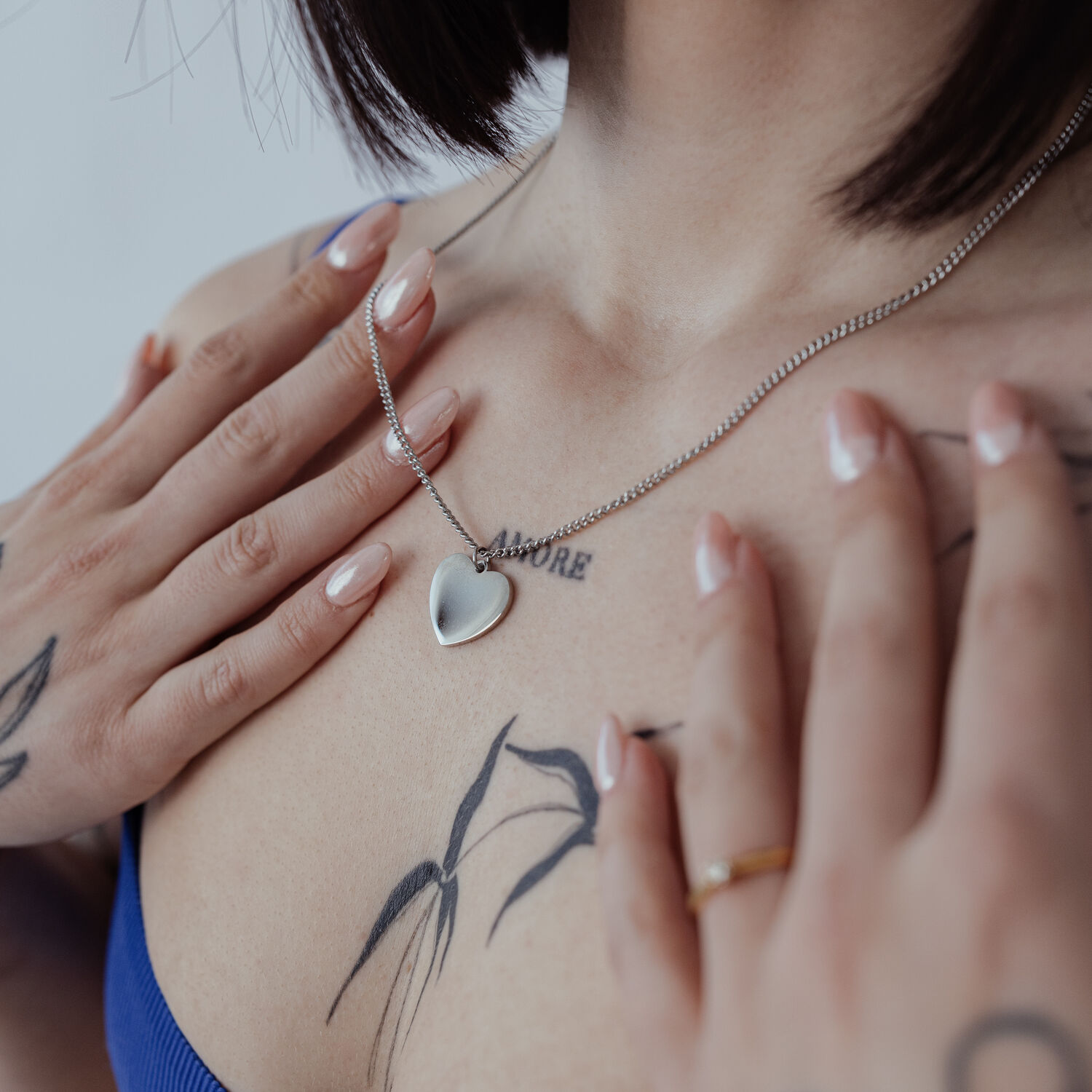 Chaîne Basique Gravable en Acier Chirurgical Chaîne argentée avec pendentif cœur gravable sur peau tatouée