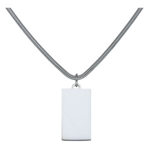 Chaîne argentée avec pendentif rectangulaire en acier chirurgical sur fond blanc