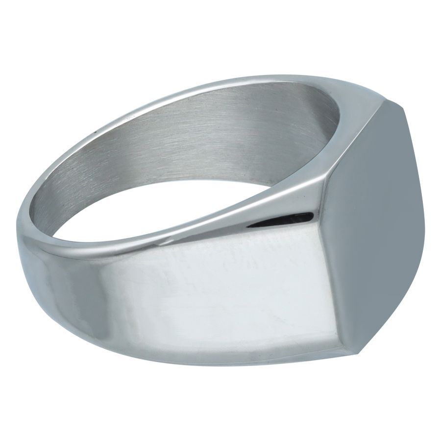 Bague basique gravable en acier chirurgical Bague en argent en acier chirurgical 316L sur fond blanc