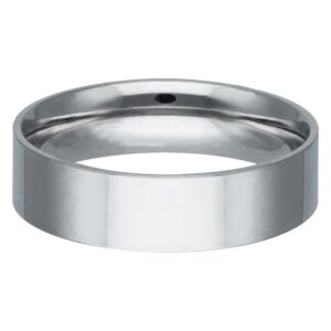 Bague basique en argent gravable en acier chirurgical brillant sur fond blanc