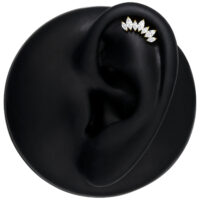 Embout en titane doré avec cristaux pour oreille Embout en titane doré avec cristaux clairs sur modèle d'oreille noir