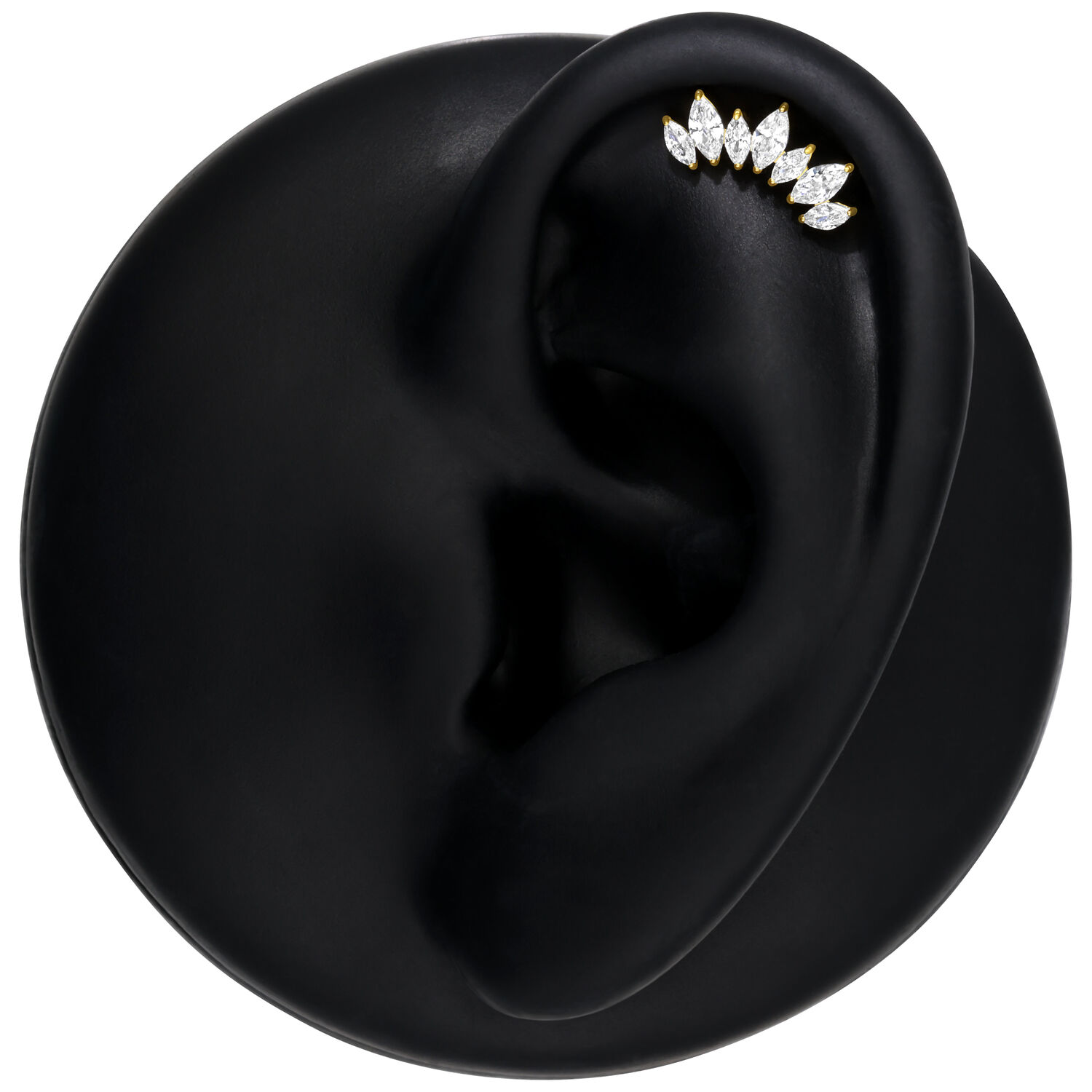 Embout en titane doré avec cristaux pour oreille Embout en titane doré avec cristaux clairs sur modèle d'oreille noir