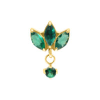 Embout de piercing en or avec cristaux vert émeraude sur fond blanc