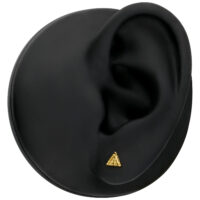 Embout Delta doré pour piercing Helix Embout Delta doré sur modèle d'oreille noire sur fond neutre