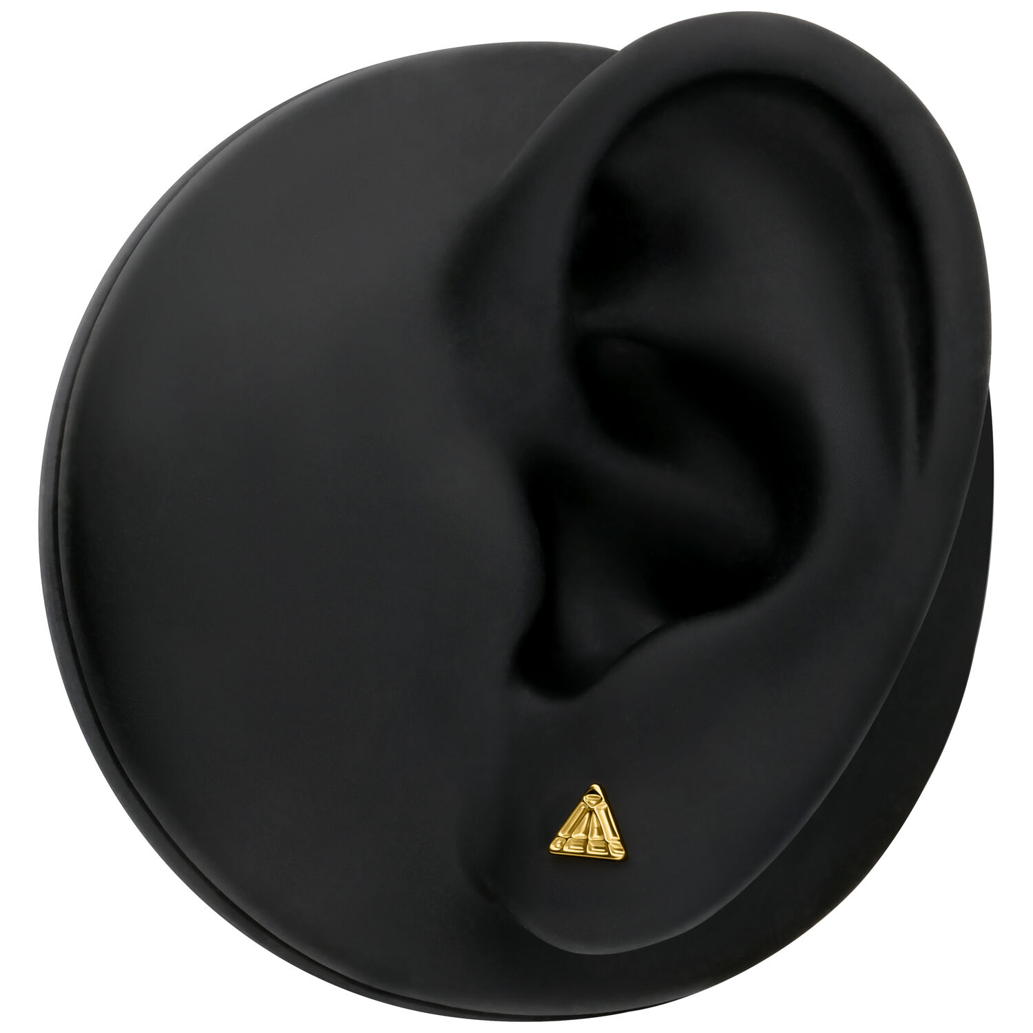 Embout Delta doré pour piercing Helix Embout Delta doré sur modèle d'oreille noire sur fond neutre