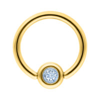 Anneau en titane doré avec cristal bleu clair sur fond blanc