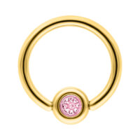 Anneau de piercing doré avec cristal rose sur fond blanc