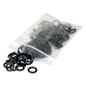 Anneaux O en silicone noirs dans un sachet transparent sur fond blanc