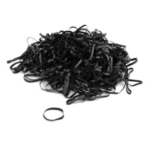 Vrac de bandes en silicone noires sur fond blanc