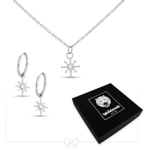 Collier en argent avec pendentif Étoile Polaire et créoles assorties sur fond blanc