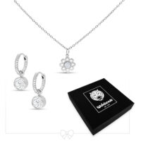 Collier en cristal à fleurs avec créoles en argent Collier en argent avec pendentif fleur et créoles assorties sur fond blanc