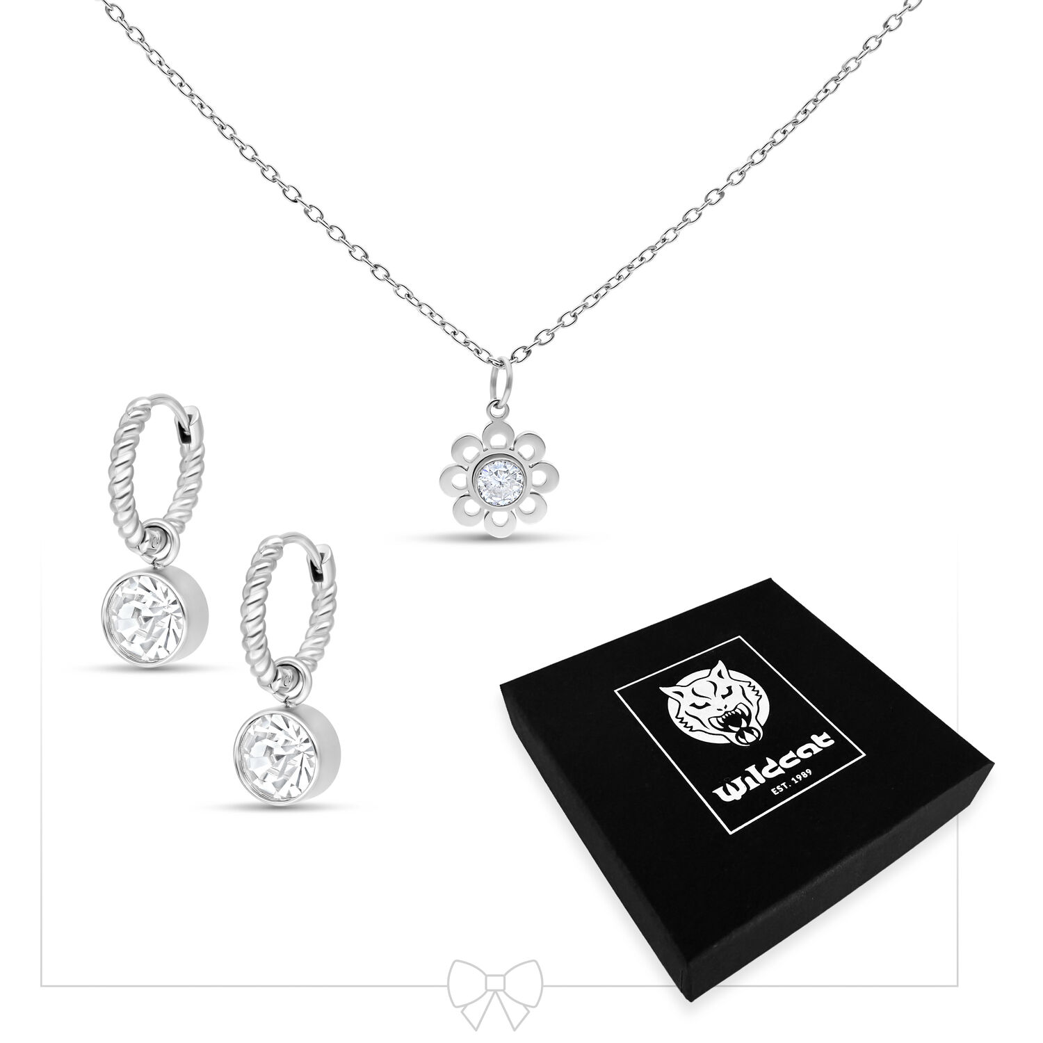 Collier en cristal à fleurs avec créoles en argent Collier en argent avec pendentif fleur et créoles assorties sur fond blanc