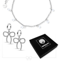 Bracelet en argent avec perles et boucles d'oreilles à nœud sur fond blanc