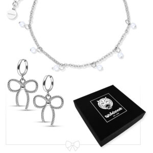 Bracelet en argent avec perles et boucles d'oreilles à nœud sur fond blanc