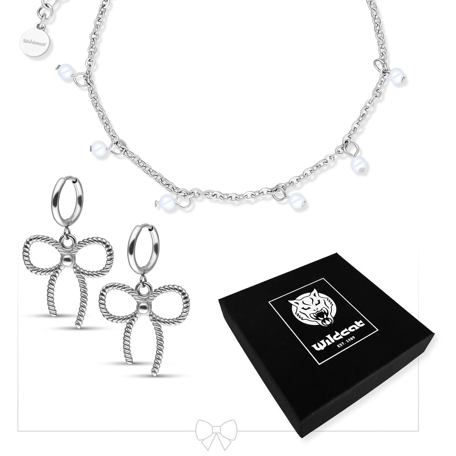 Bracelet en argent avec perles et boucles d'oreilles à nœud sur fond blanc