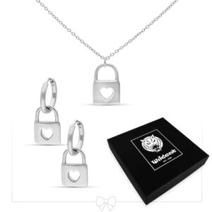 Collier et boucles d'oreilles en argent avec pendentifs cadenas en forme de cœur sur fond blanc