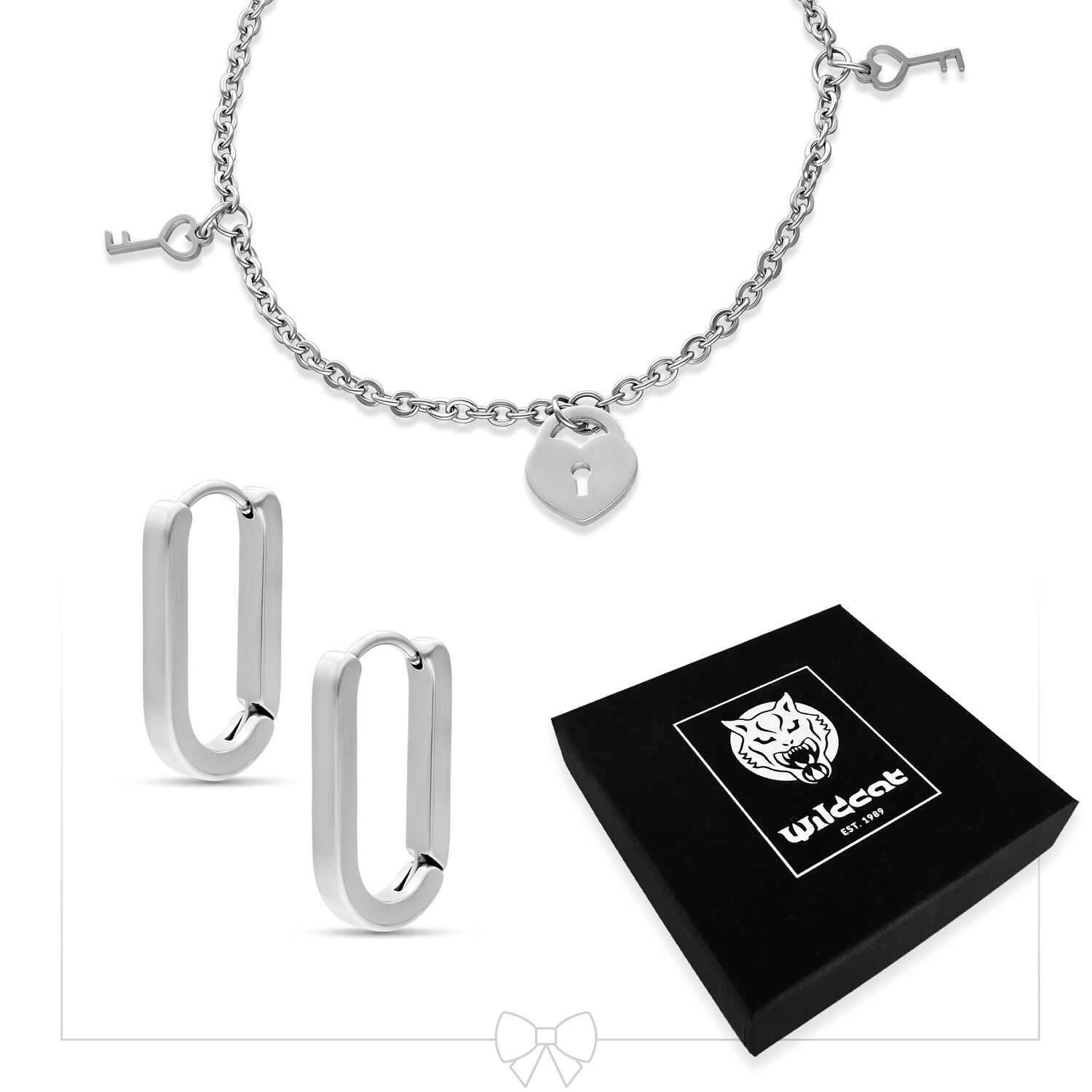 Bracelet clé en argent avec ensemble créoles Bracelet en argent avec clés et pendentif cadenas, créoles en dessous, sur fond blanc