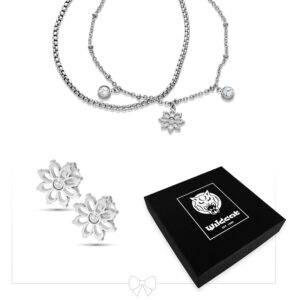 Collier et clous d'oreilles Floralis argentés devant une boîte Wildcat noire