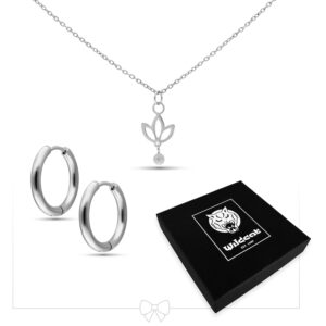 Collier de lys et ensemble créoles argentés sur fond blanc avec emballage Wildcat noir