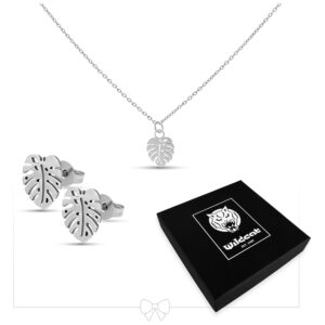 Ensemble de bijoux Monstera en argent avec collier et boucles d'oreilles sur fond blanc