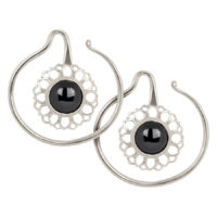 Poids d'oreilles argentés avec onyx noir Deux poids d'oreilles argentés avec onyx noir sur fond blanc