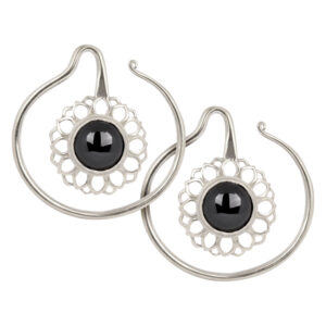 Deux poids d'oreilles argentés avec onyx noir sur fond blanc