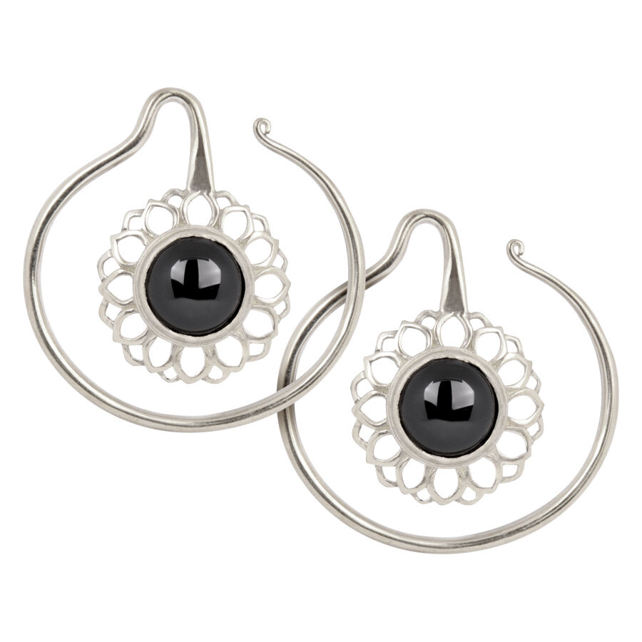 Poids d'oreilles argentés avec onyx noir Deux poids d'oreilles argentés avec onyx noir sur fond blanc