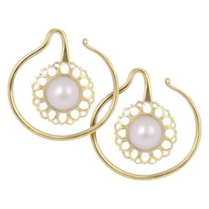 Paire de poids d'oreille dorés avec onyx blanc sur fond blanc