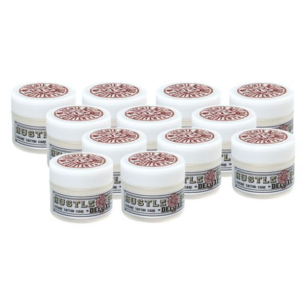 Hustle Butter Deluxe Soin Tatouage 30ml Set Plusieurs pots blancs de Hustle Butter Deluxe avec logo rouge sur fond blanc