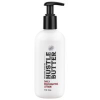 Hustle Butter Daily Lotion 226ml bouteille Bouteille blanche de lotion Hustle Butter avec pompe noire sur fond blanc