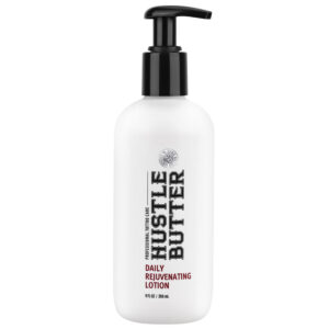 Bouteille blanche de lotion Hustle Butter avec pompe noire sur fond blanc