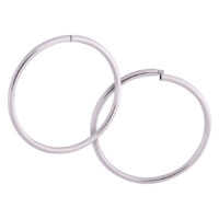 Élégants anneaux creux en acier chirurgical Paire de boucles d'oreilles en anneau en acier chirurgical argenté sur fond blanc