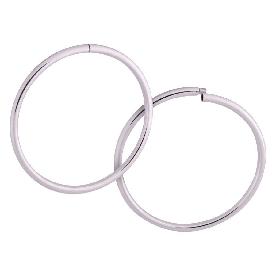 Élégants anneaux creux en acier chirurgical Paire de boucles d'oreilles en anneau en acier chirurgical argenté sur fond blanc