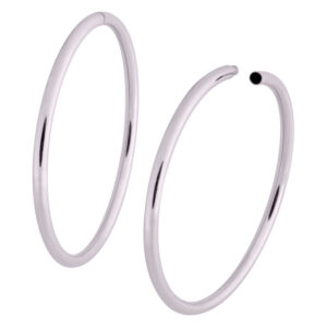 Deux boucles d'oreilles creuses en or rose sur fond blanc