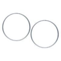 Grands anneaux creux en argent en acier chirurgical Deux grands anneaux en argent en acier chirurgical sur fond blanc