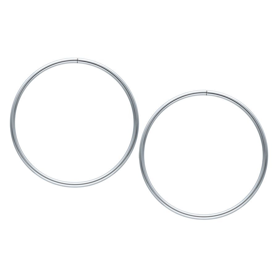 Grands anneaux creux en argent en acier chirurgical Deux grands anneaux en argent en acier chirurgical sur fond blanc