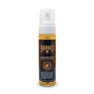 Bouteille de mousse nettoyante Hornet Honey avec étiquette noire sur fond blanc