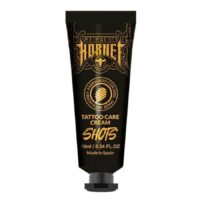 Crème de Soin Tattoo Hornet 10ml Tube Tube noir de crème de soin tattoo Hornet 10ml sur fond blanc